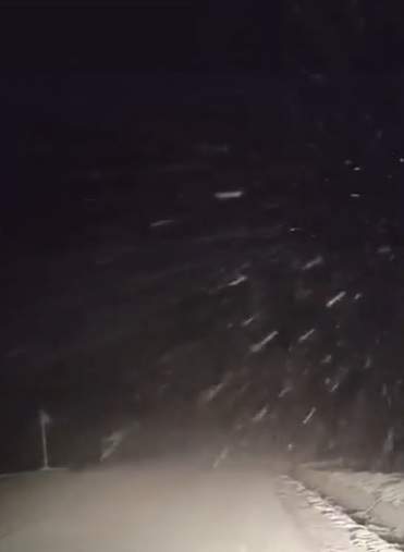 Locul din România unde stratul de zăpadă a ajuns la 5 cm în câteva ore. Turiștii care merg la munte sunt sfătuiți să își echipeze mașinile corespunzător