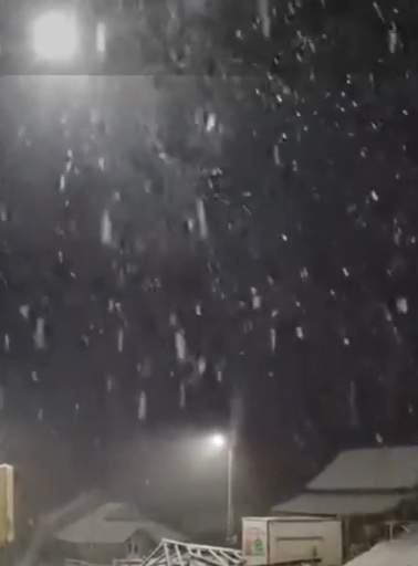 Locul din România unde stratul de zăpadă a ajuns la 5 cm în câteva ore. Turiștii care merg la munte sunt sfătuiți să își echipeze mașinile corespunzător