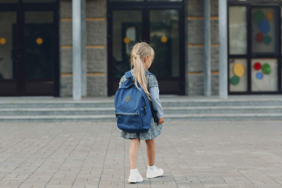 Fetiță drăguță cu rucsac înapoi la școală