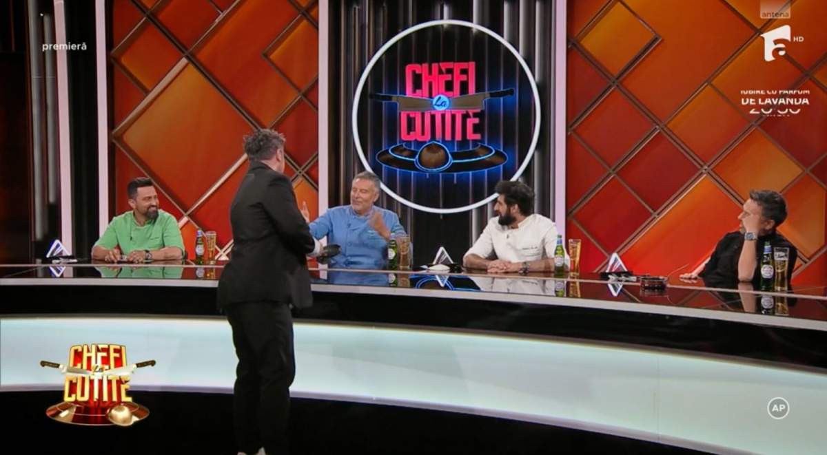 Răzvan Fodor îi înmânează amuleta câștigătorului