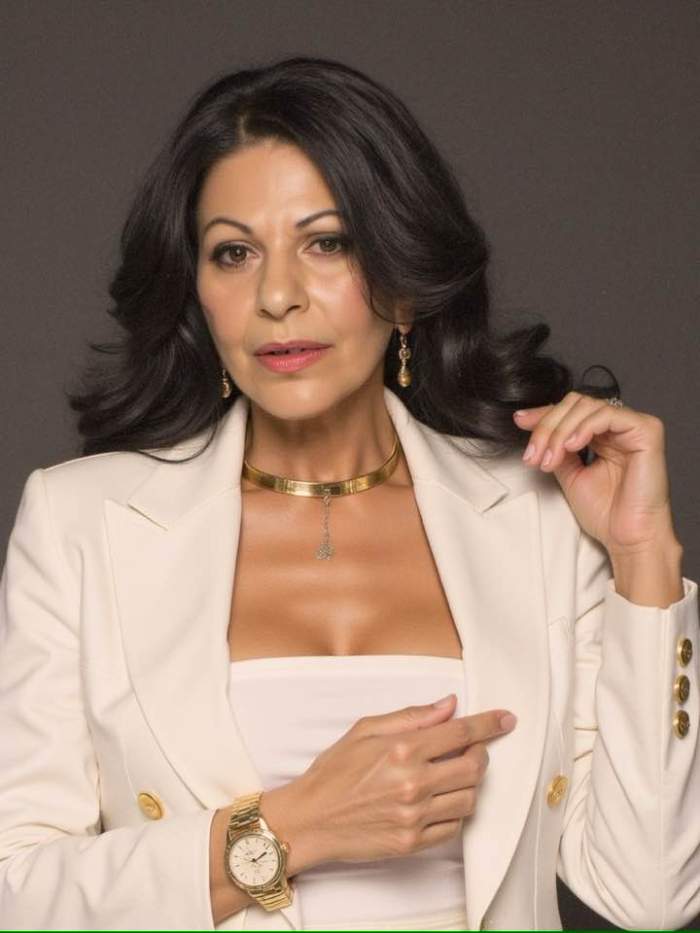 Elena Carstea poarta un sacou alb