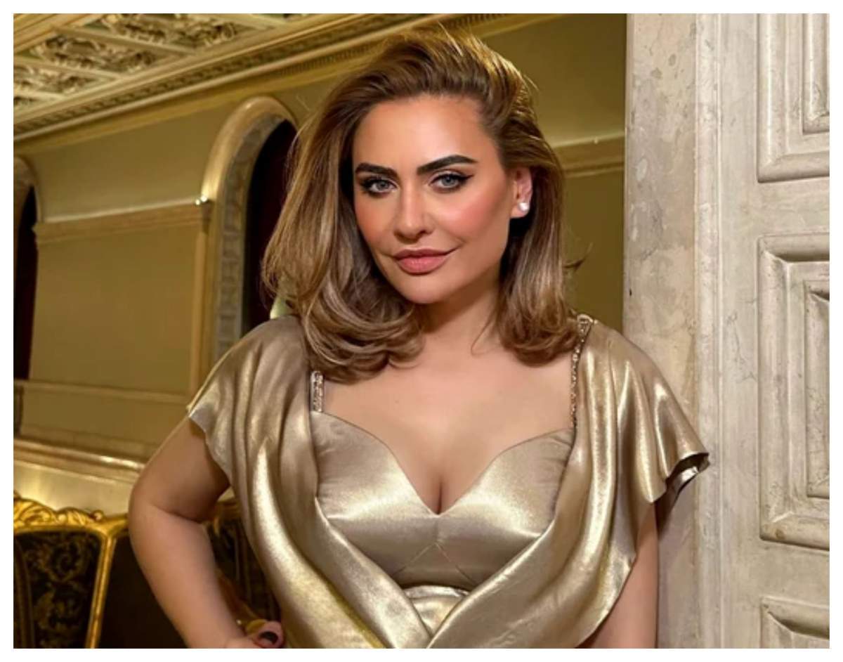 Adina Buzatu, îmbrăcată într-o rochie aurie