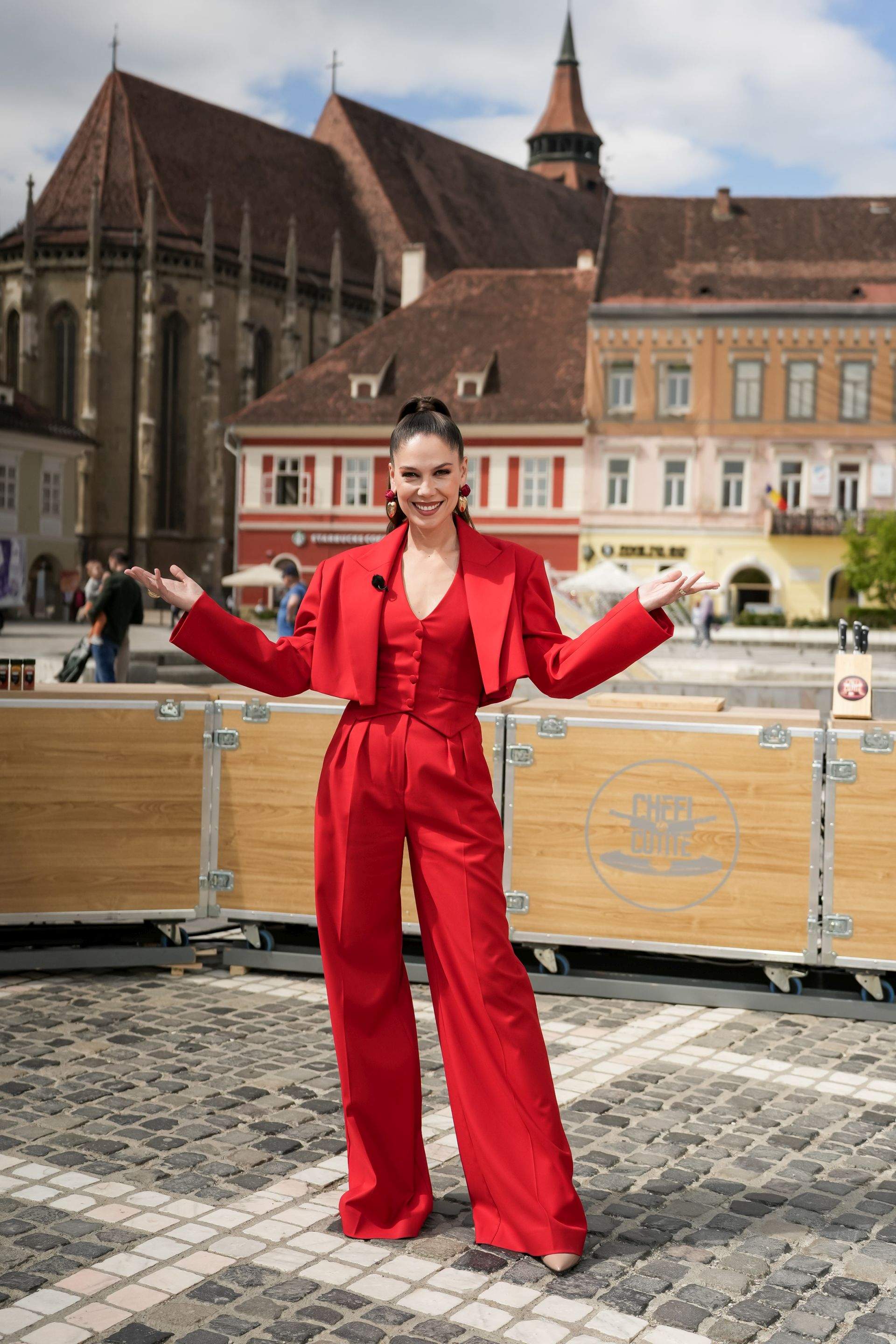 Irina Fodor, îmbrăcată într-un costum roșu