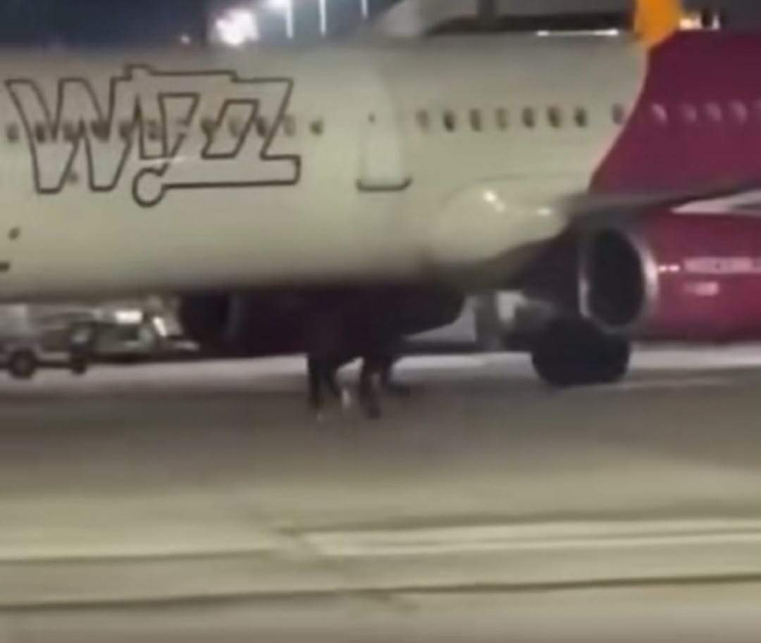 români pe aeroportul din Koln