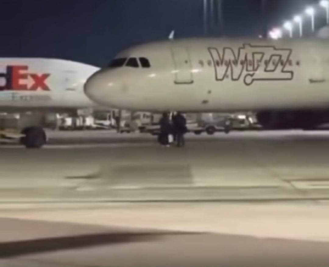 români pe aeroportul din Koln