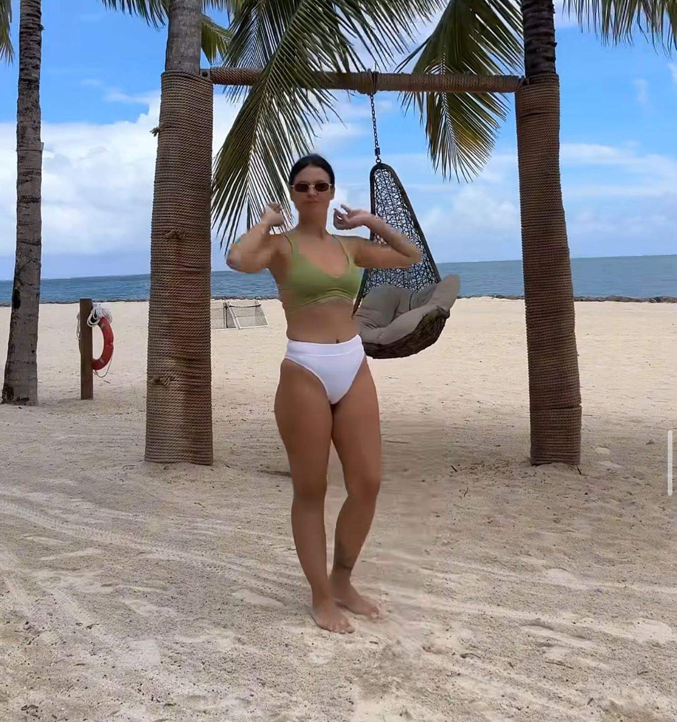 Andreea Popescu pe plajă