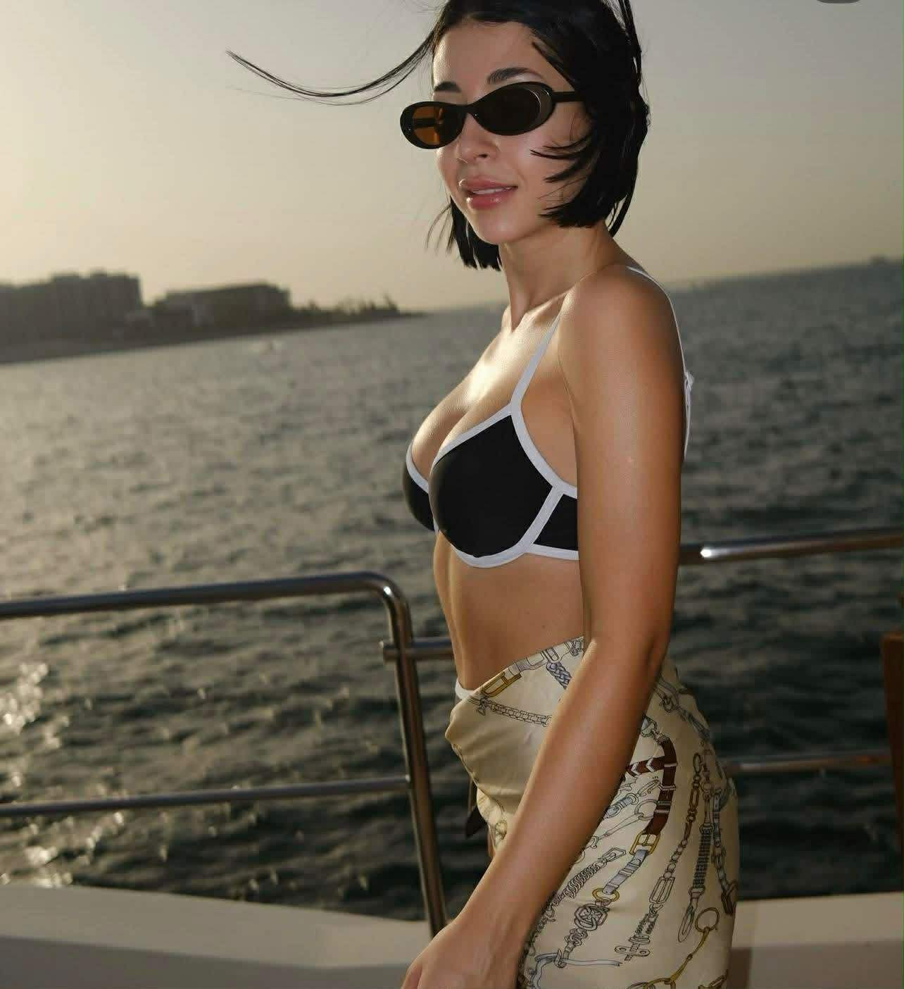 Nicole Cherry, în costum de baie