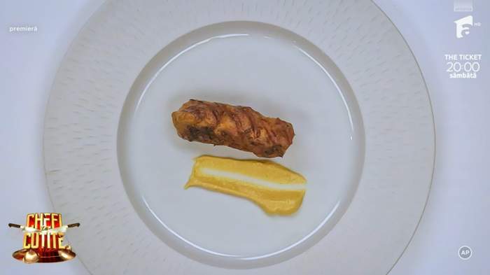 mic și muștar în farfurie