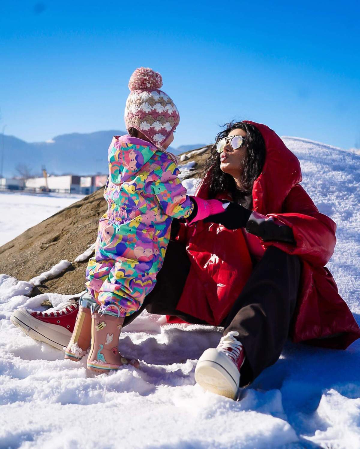 Marisa Paloma și Iris, la munte, pe pârtie