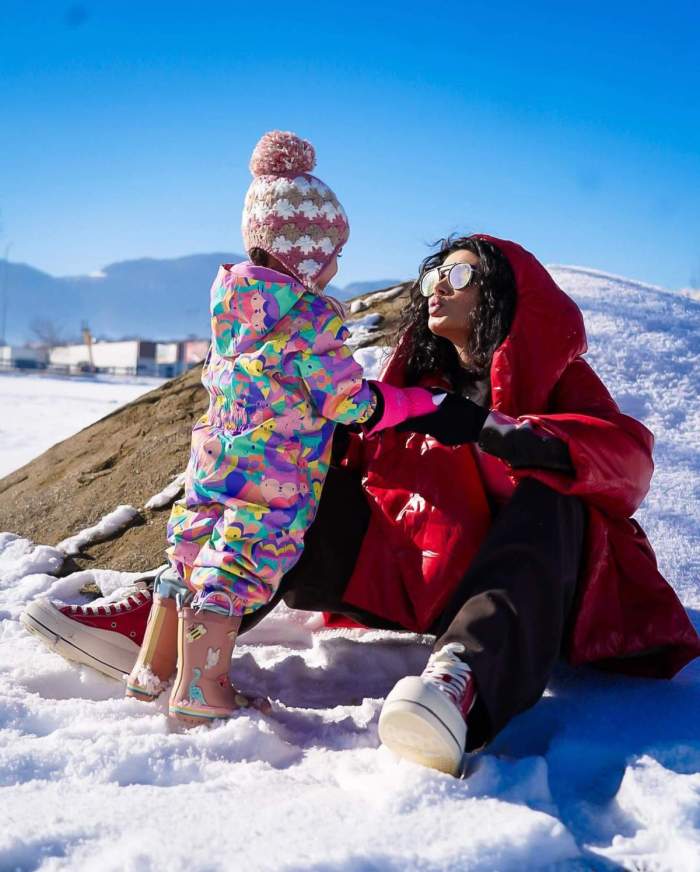 Marisa Paloma și Iris, la munte, pe pârtie