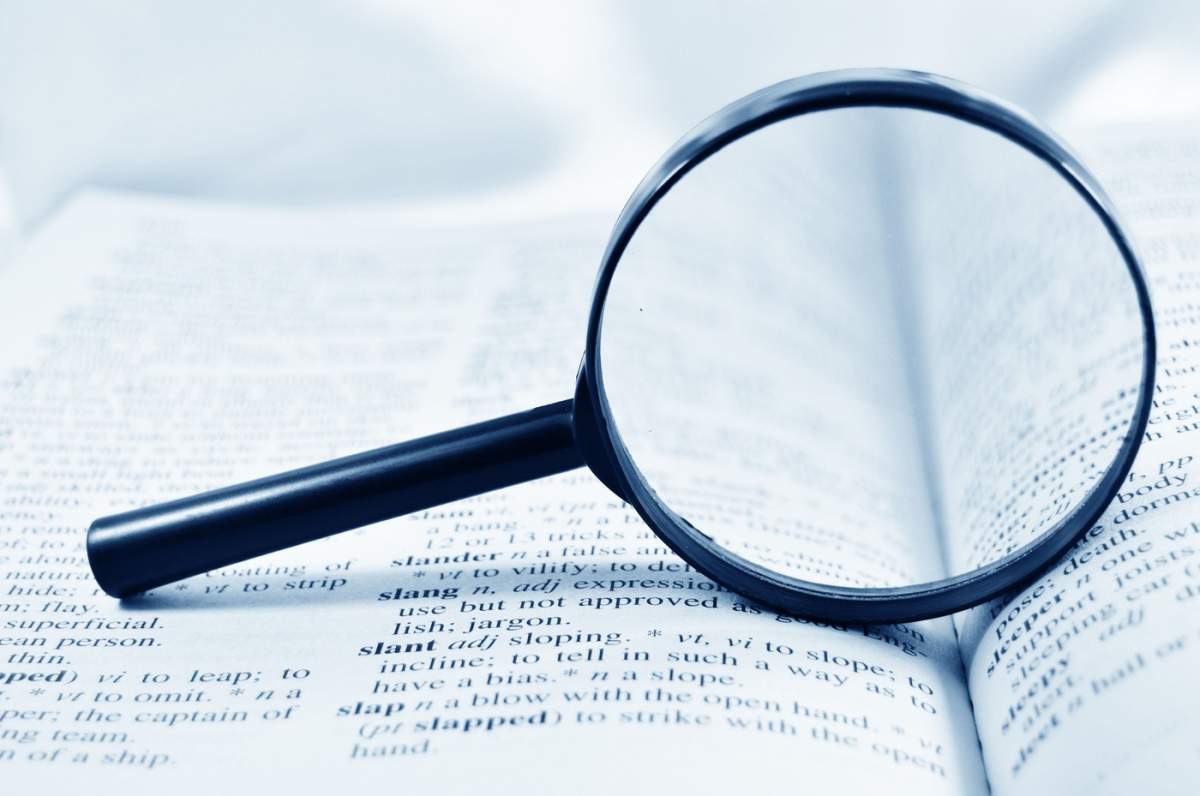 O lupă, pusă într-o carte