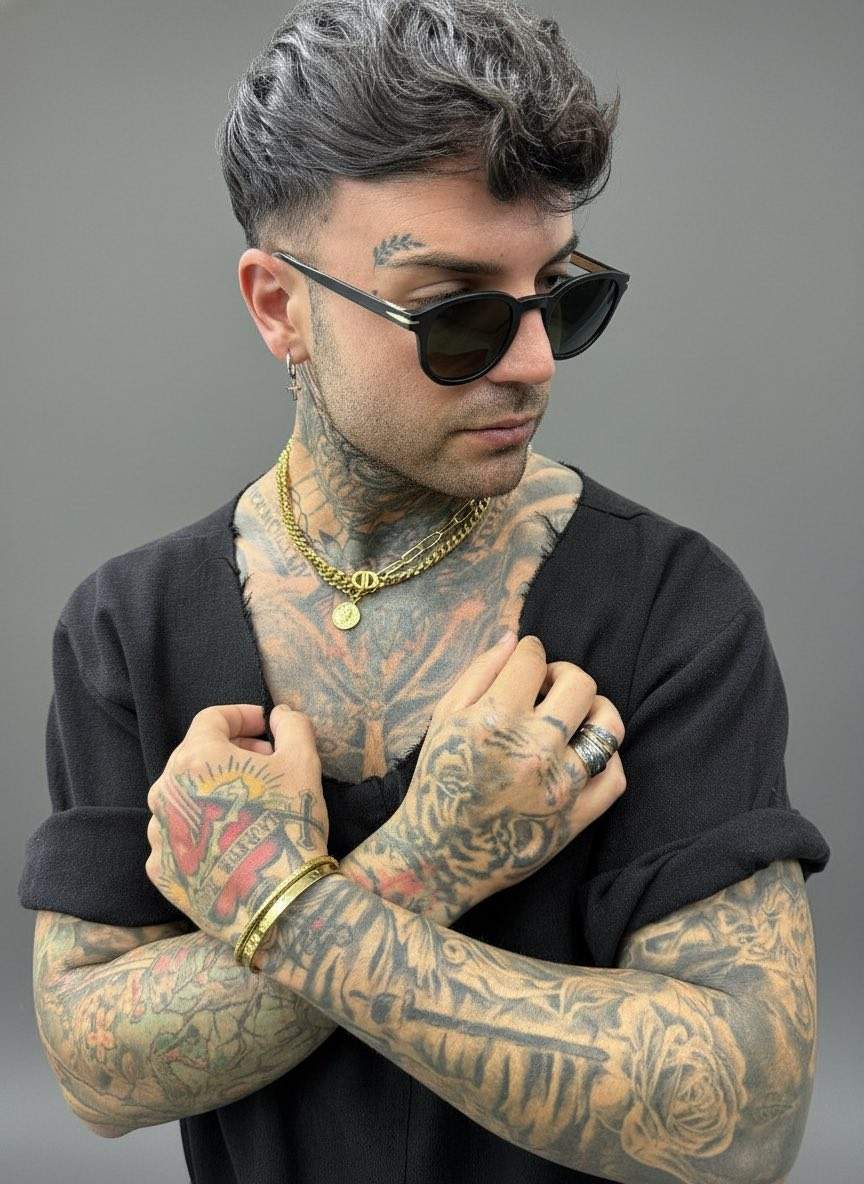 George Jaguarul cu mainile incrucisate