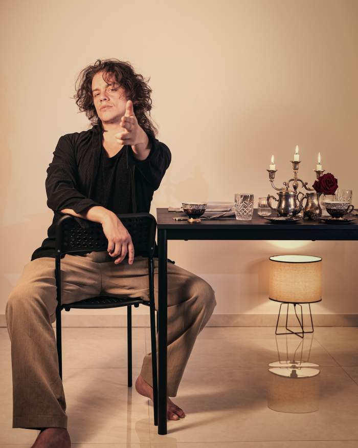 Iustin Petrescu este așezat pe un scaun