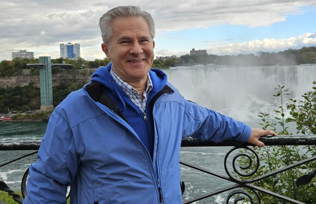 Doru Octavian Dumitru, zâmbind la poză