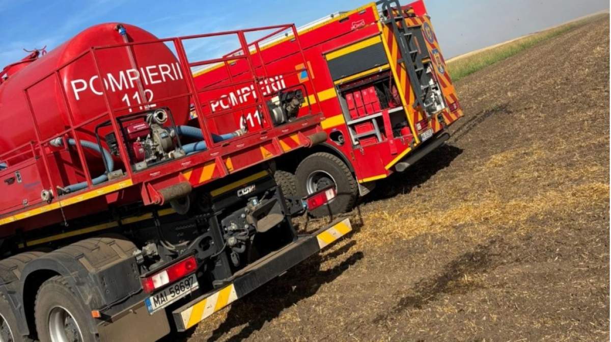 O mașină de pompieri, la fața locului