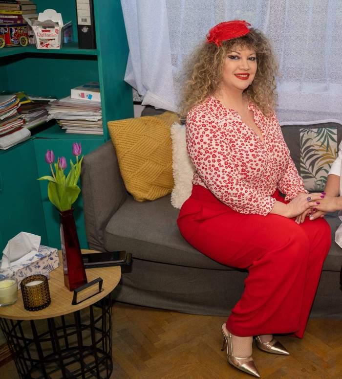 Oana Lis, îmbrăcată elegant, într-o ținută de culoare roșie