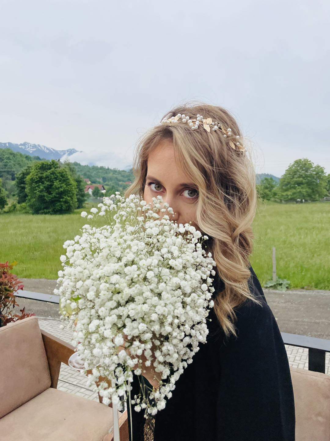 Ana Maria Calita cu un buchet de flori in maini