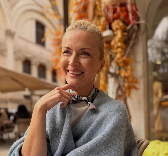 Elwira Petre, la o masă, în oraș