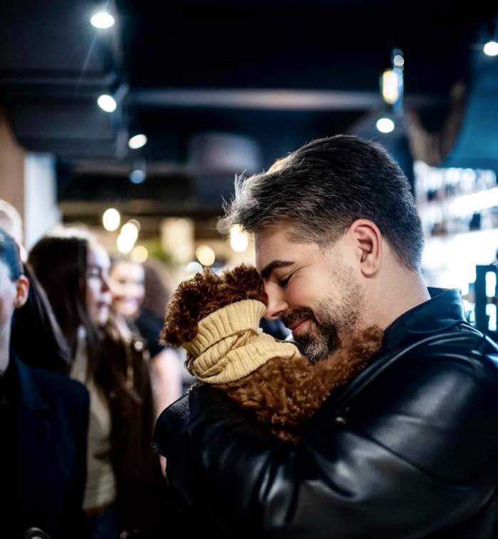 Maurice Munteanu cu un cățeluș în brațe