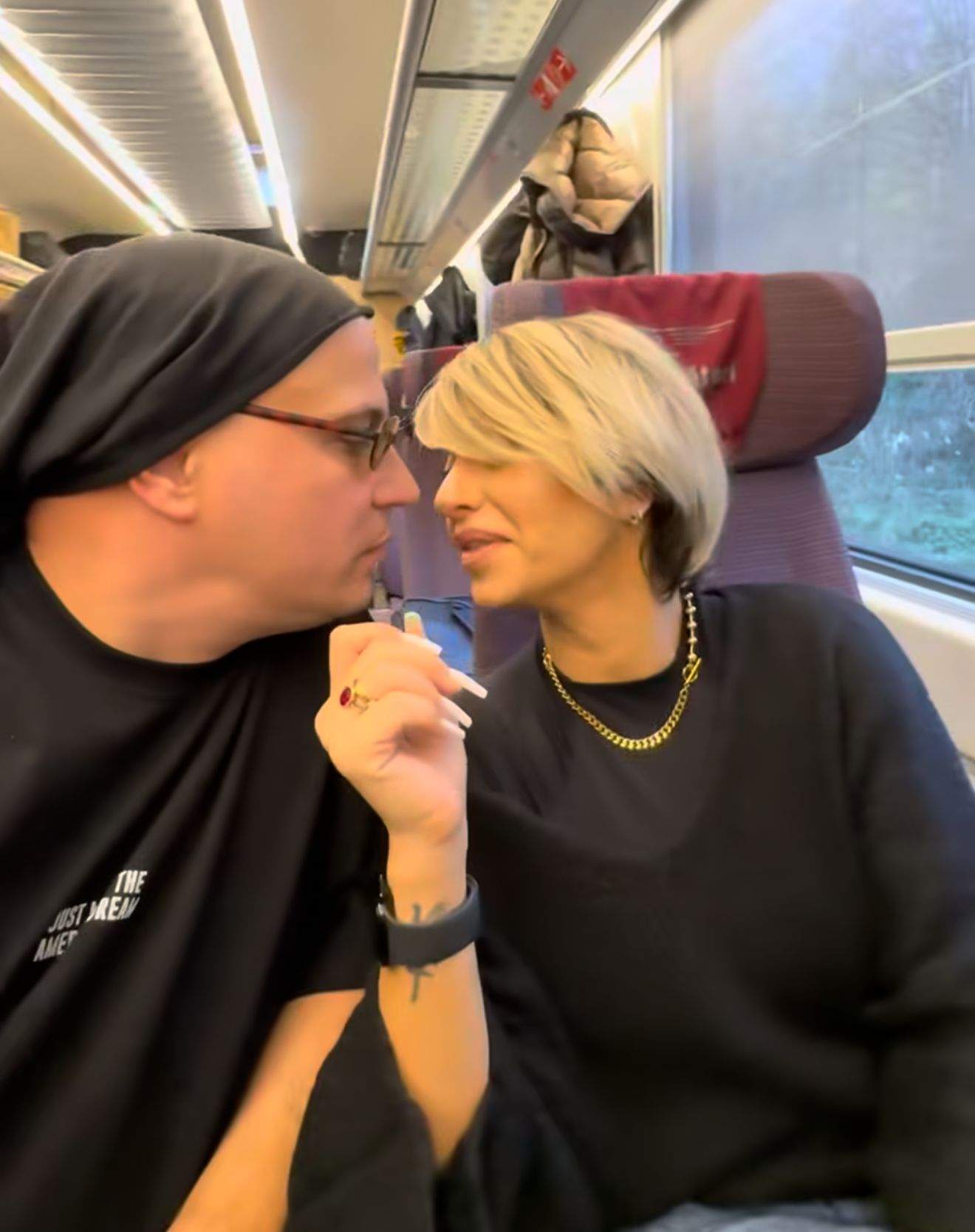 Giulia Anghelescu și soțul ei, pe tren