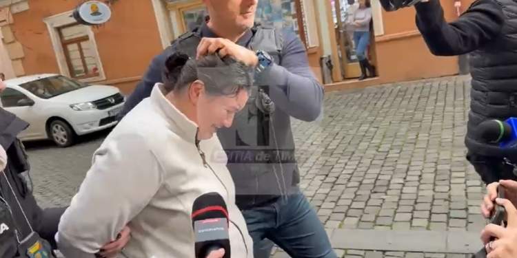 femeia care și-a îjunghiat fiica de 10 ani