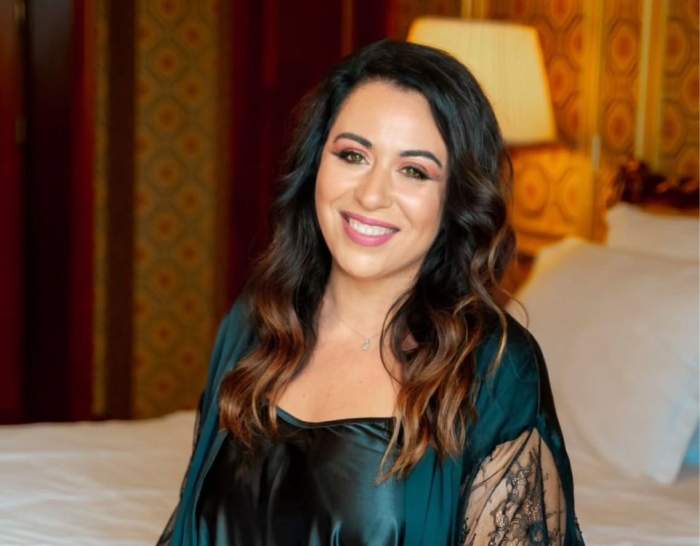 Oana Roman, îmbrăcată în pijamale de satin