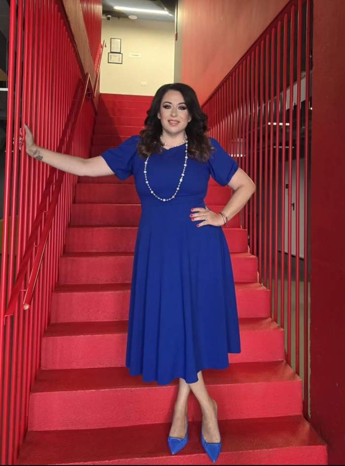 Oana Roman, la un eveniment, într-o rochie albastră