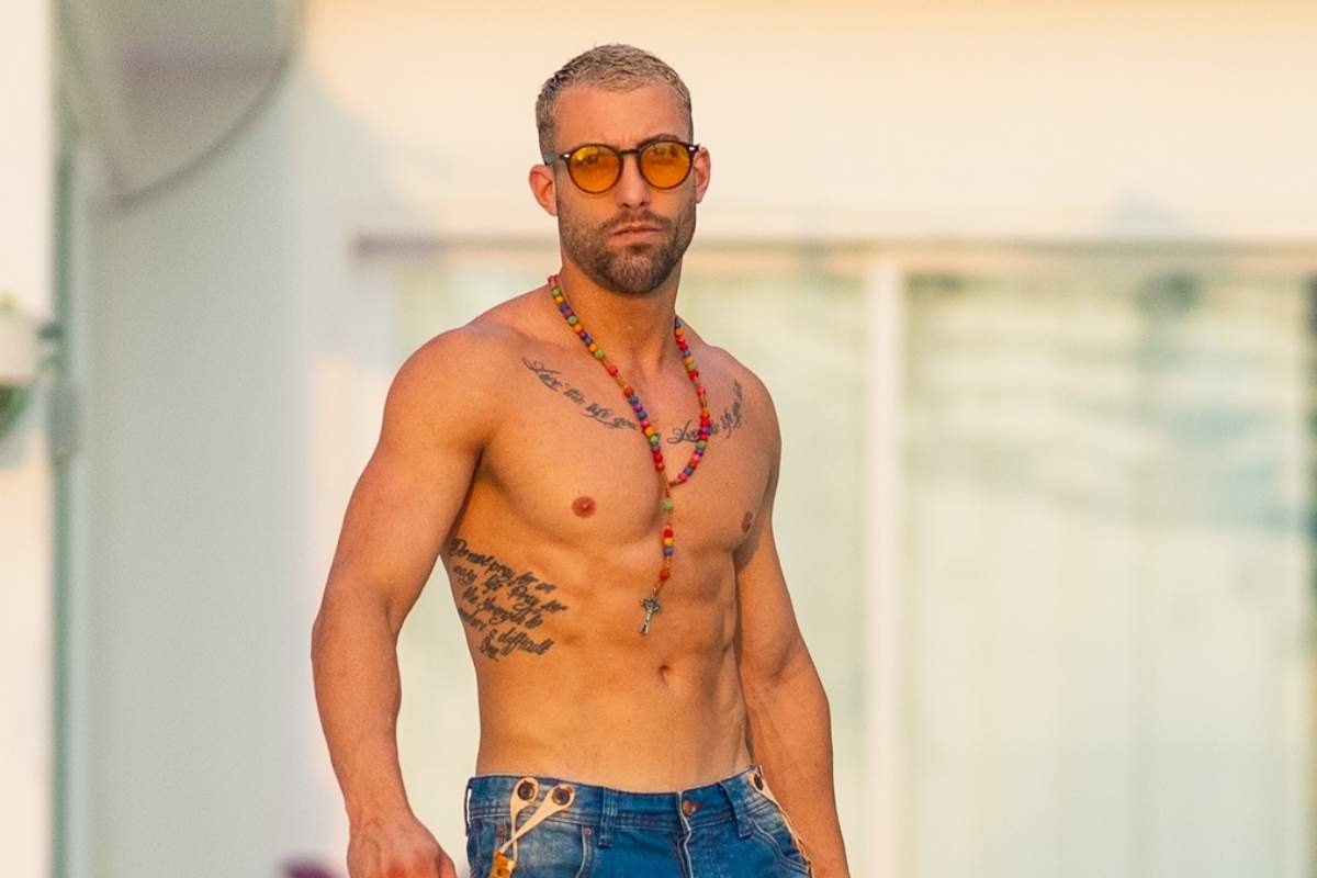 Mattia s-a fotografiat la bustul gol