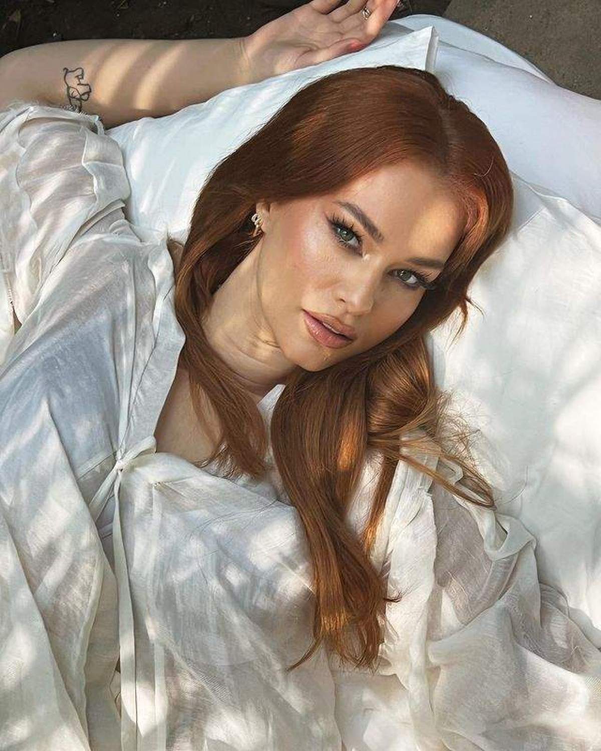 Feli, într-o ținută de in, all white