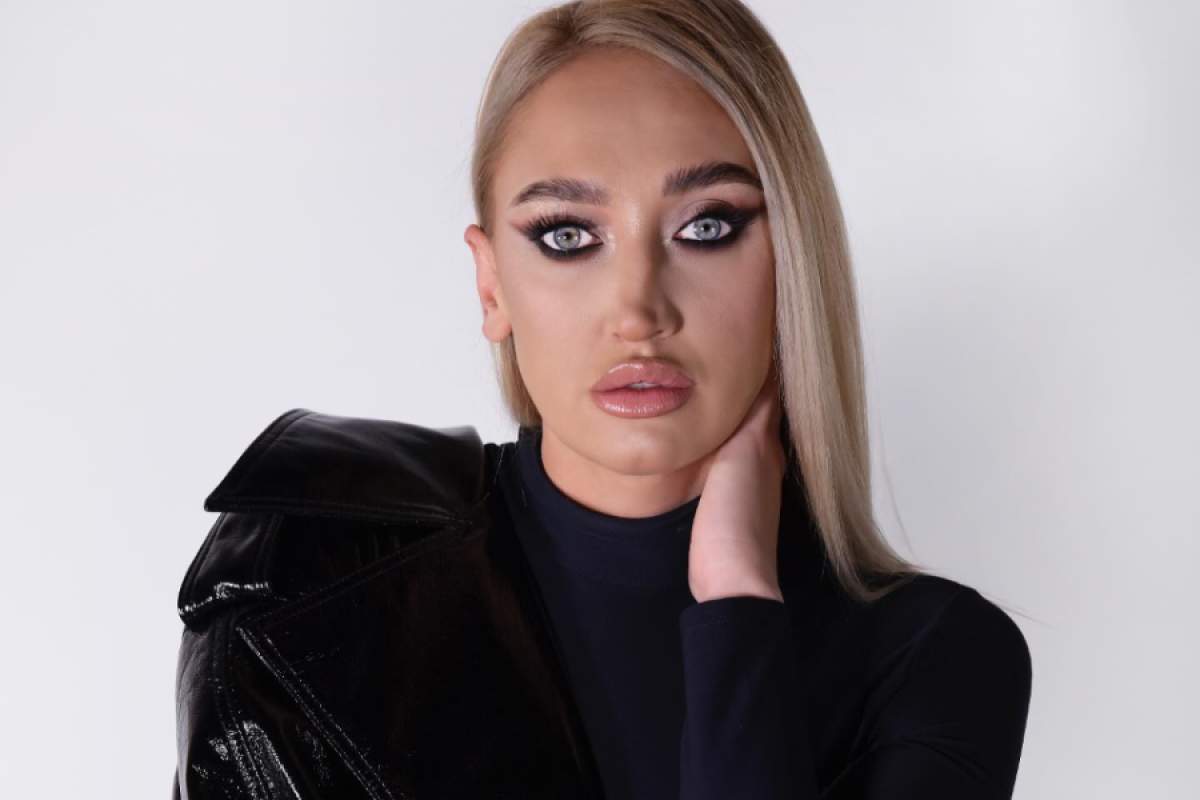 Ilona Brezoianu, fotografie pe un fundal alb