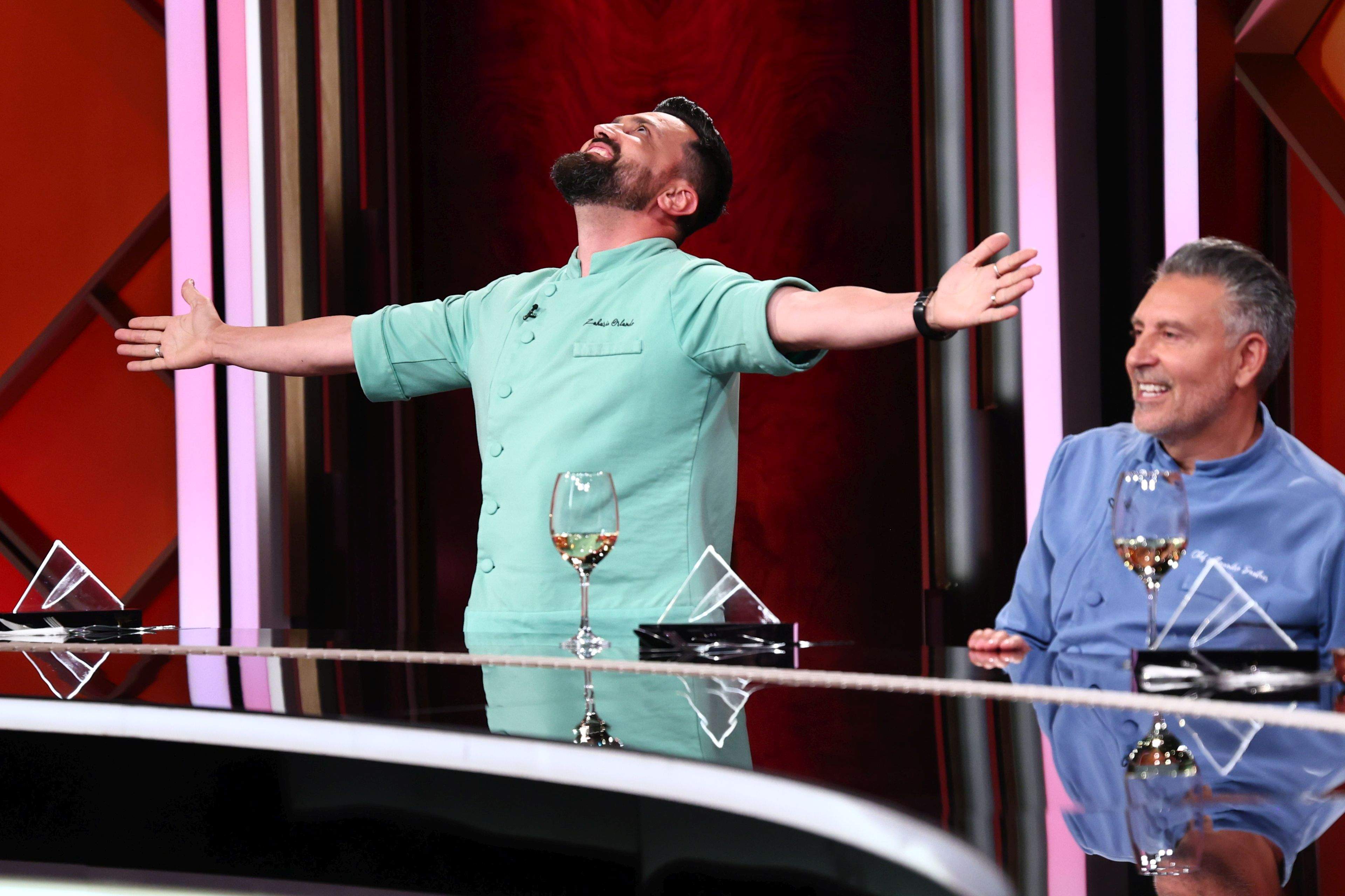 Chefi la cuțite, lider de audiență cu ediția de ieri seară. Chef Ștefan Popescu i-a dat cuțitul de aur lui Tal Berkovich, iar Chef Orlando Zaharia a câștigat bomba