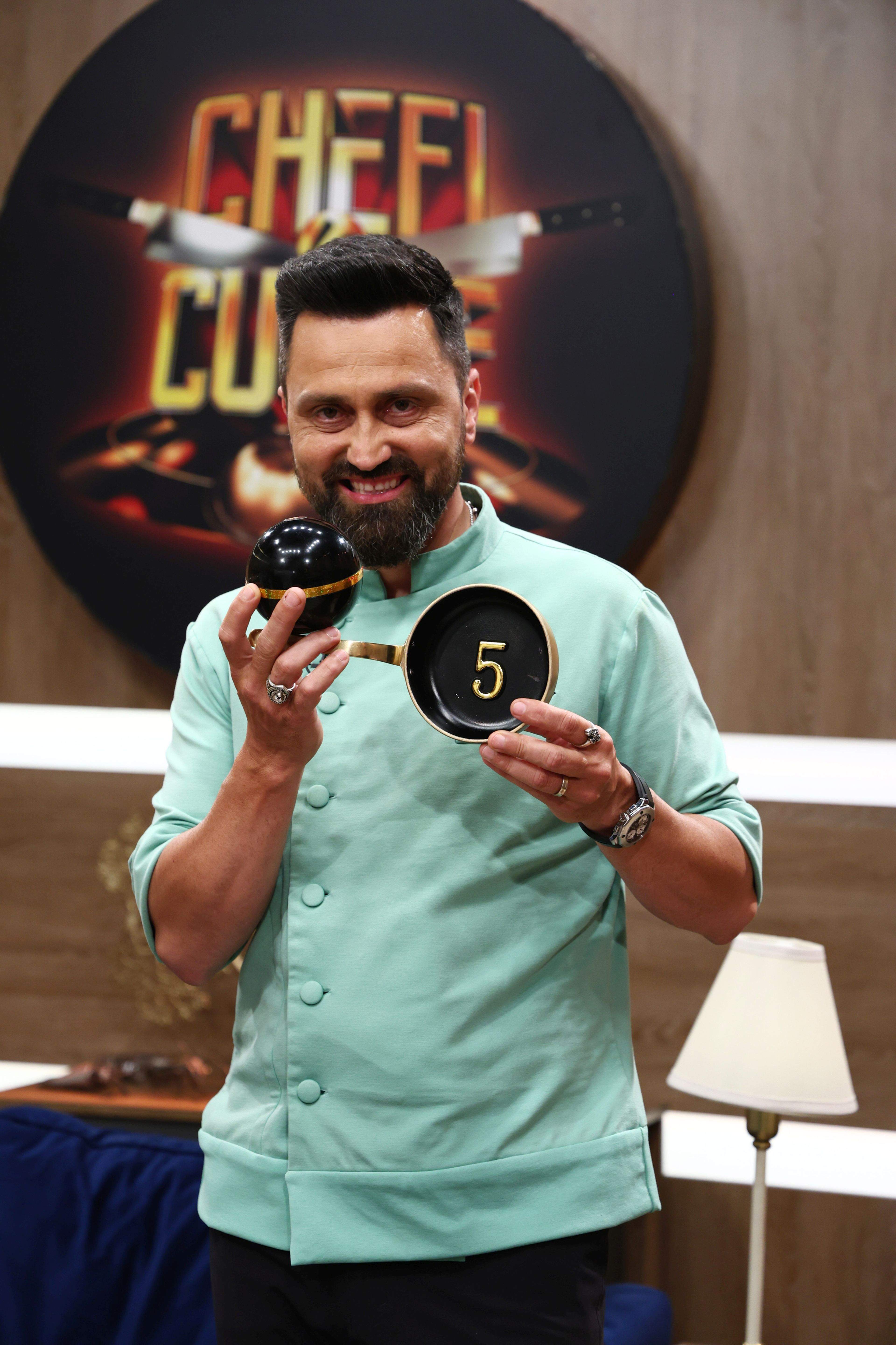 Chefi la cuțite, lider de audiență cu ediția de ieri seară. Chef Ștefan Popescu i-a dat cuțitul de aur lui Tal Berkovich, iar Chef Orlando Zaharia a câștigat bomba