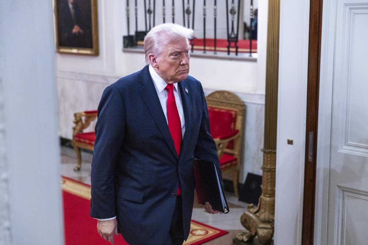 Donald Trump, mergând furios