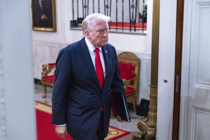 Donald Trump, mergând furios