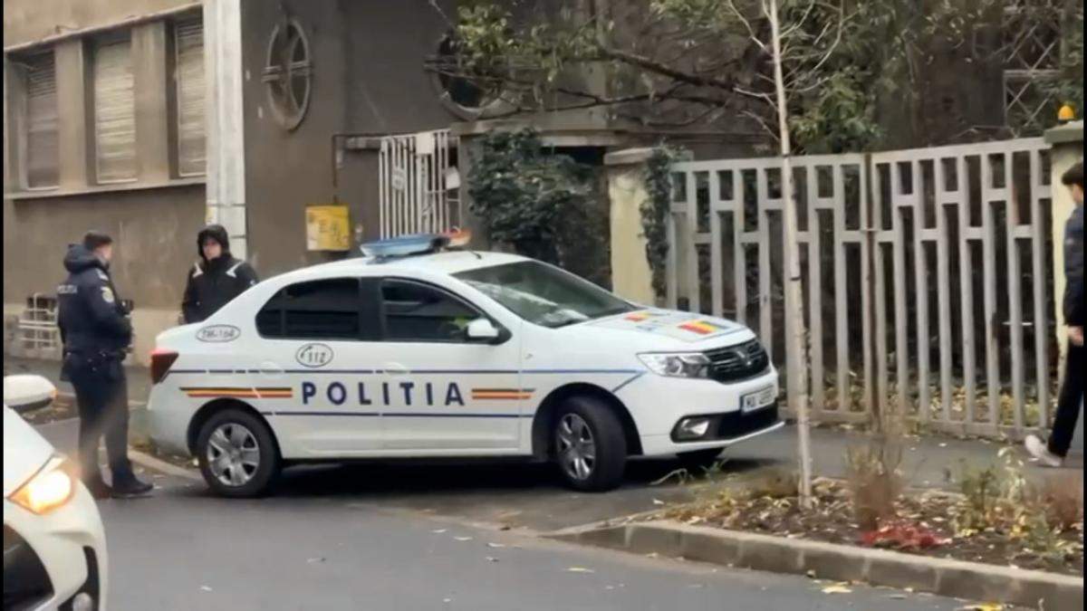 masina de politie pe strada