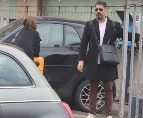 Mike gesticulează în fața Iuliei Albu