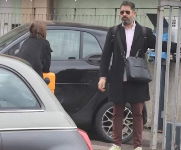 Mike gesticulează în fața Iuliei Albu