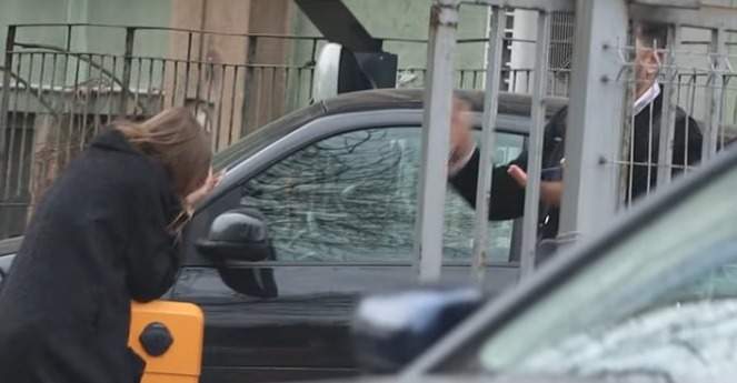 Creatoarea de modă își pune mâinile în cap