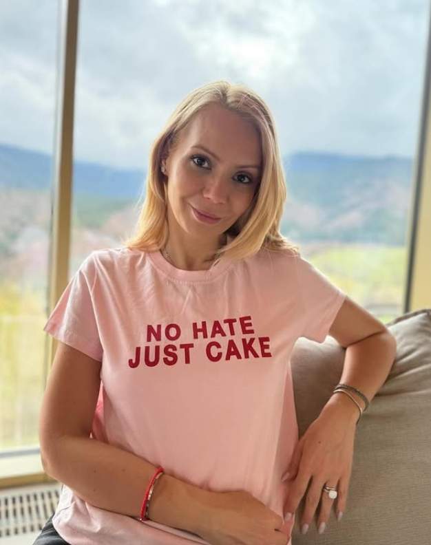 daciana sarbu cu un tricou cu mesaj roz