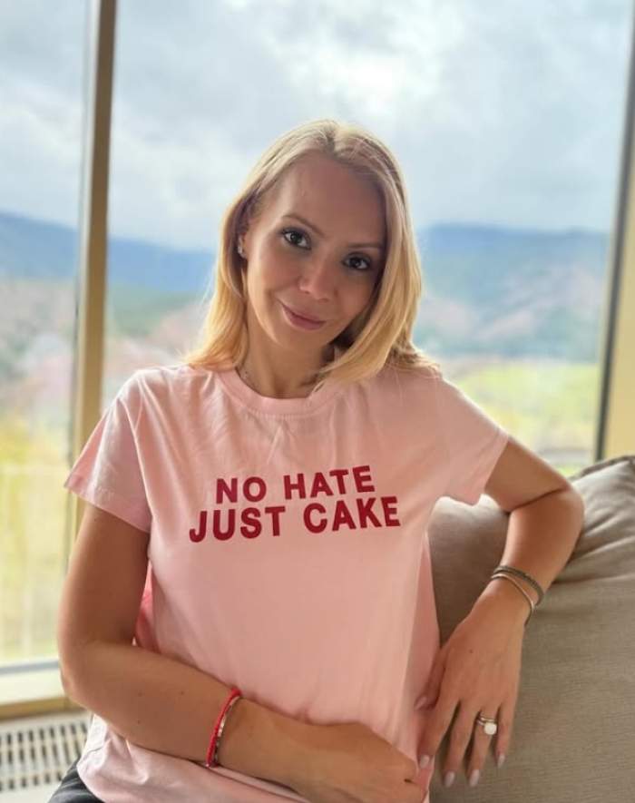 daciana sarbu cu un tricou cu mesaj roz