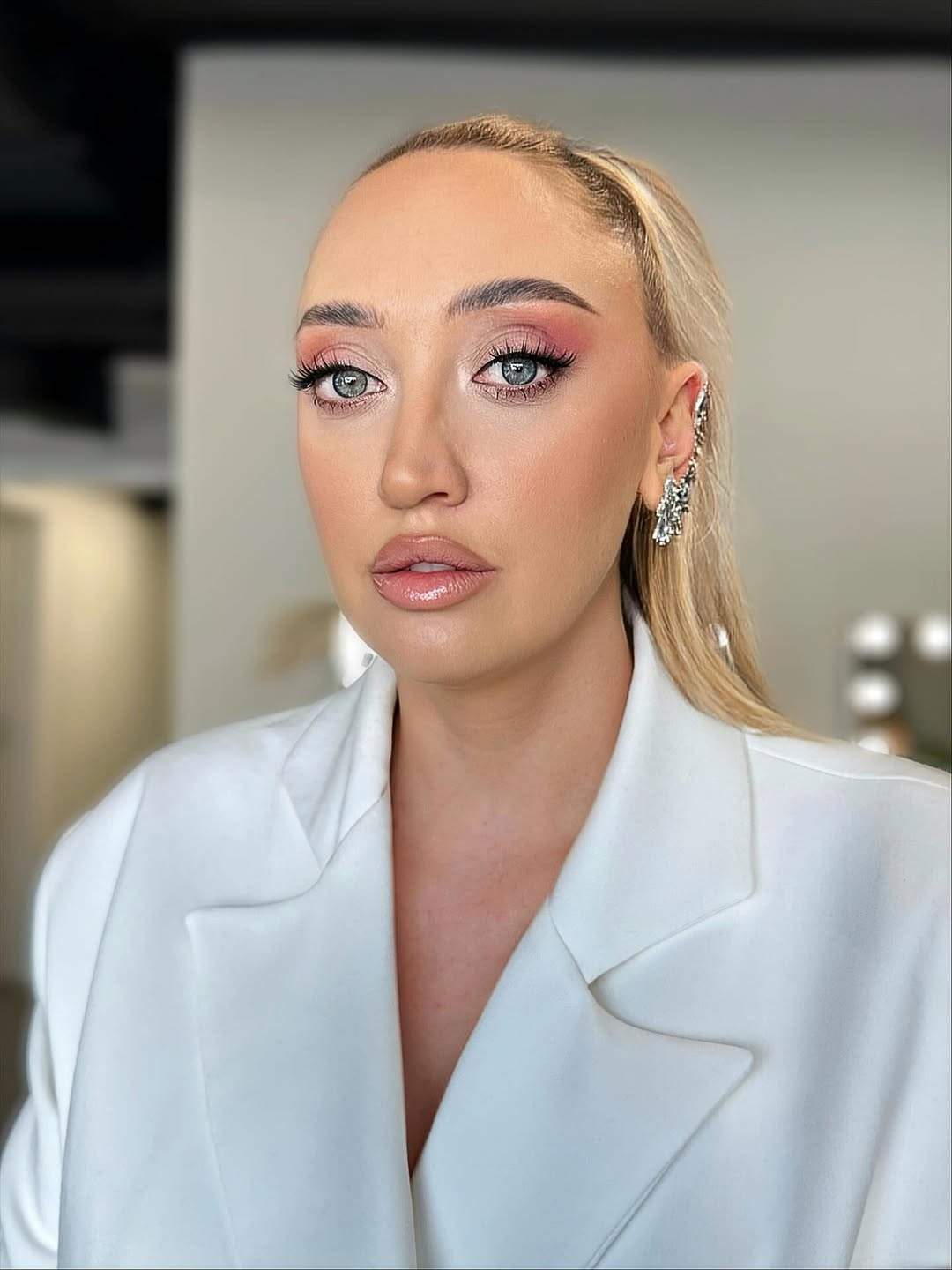 Ilona Brezoianu, într-o ținută albă