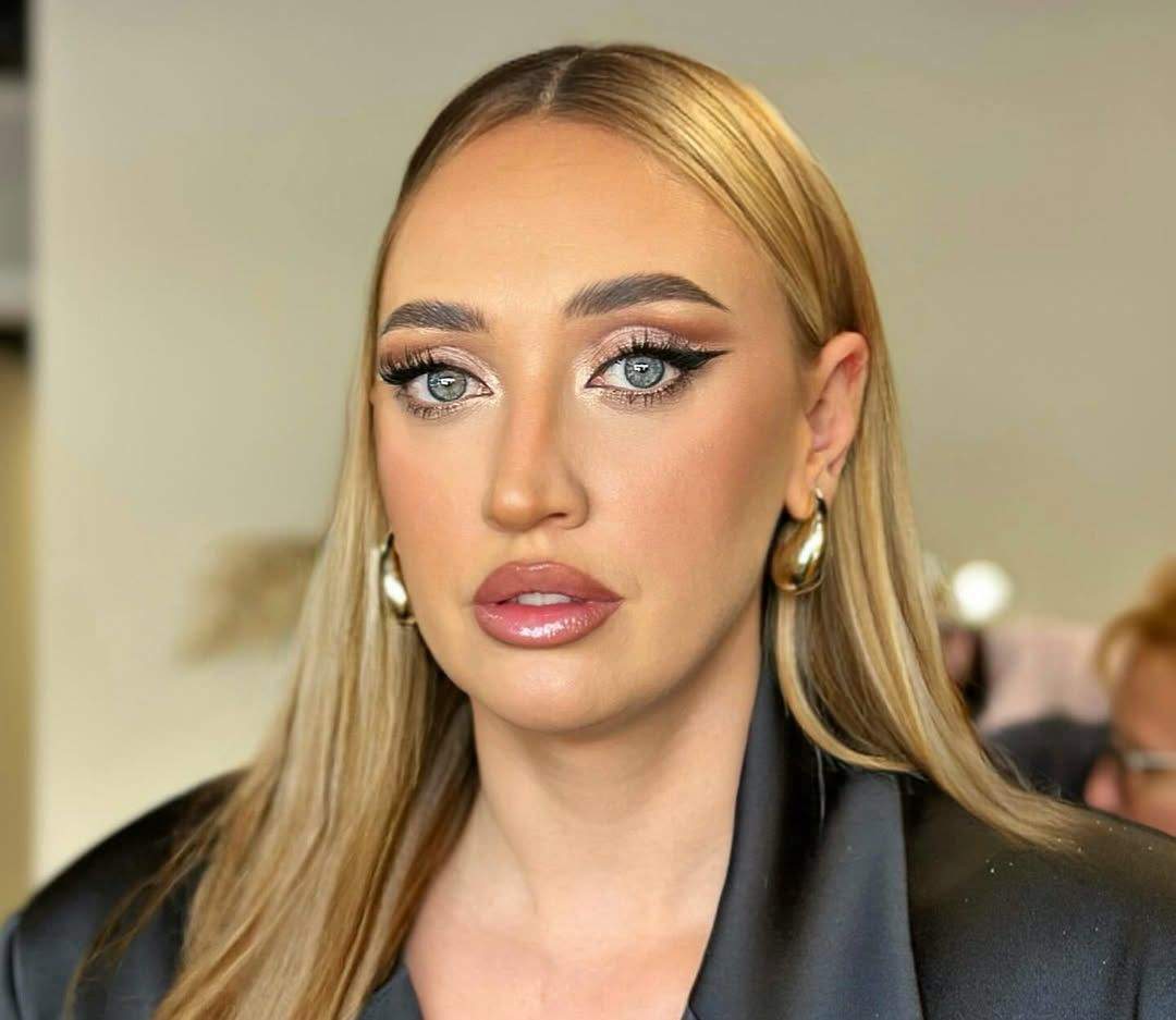 Ilona Brezoianu, machiată superb