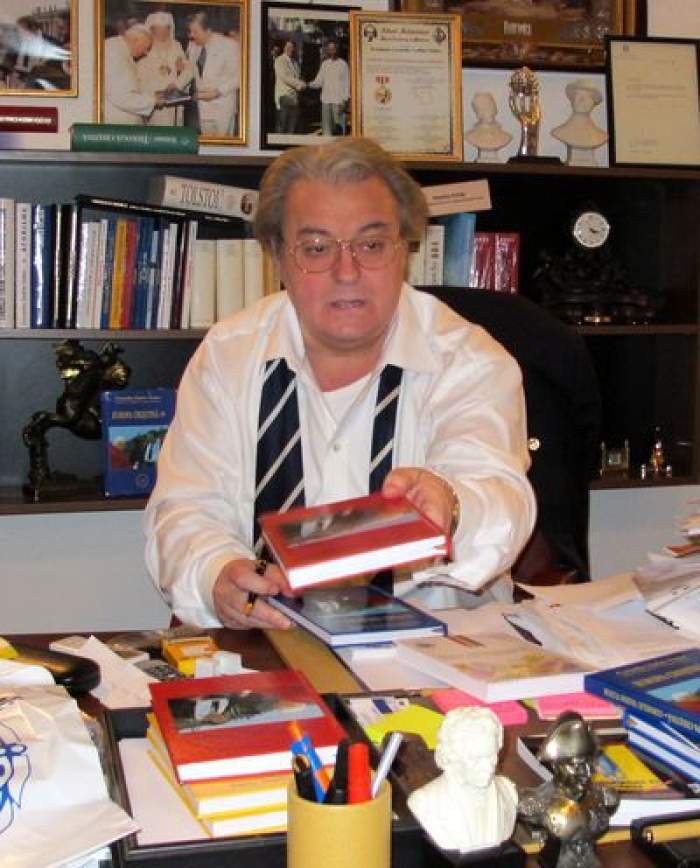 Corneliu Vadim Tudor, împărțind cărți