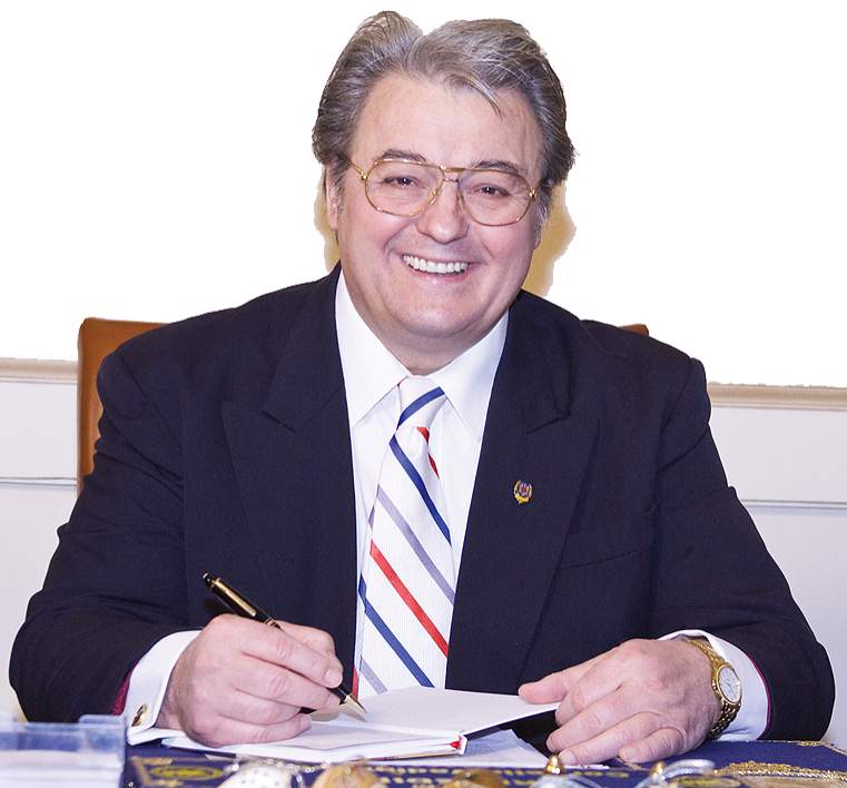 Corneliu Vadim Tudor, semnând acte