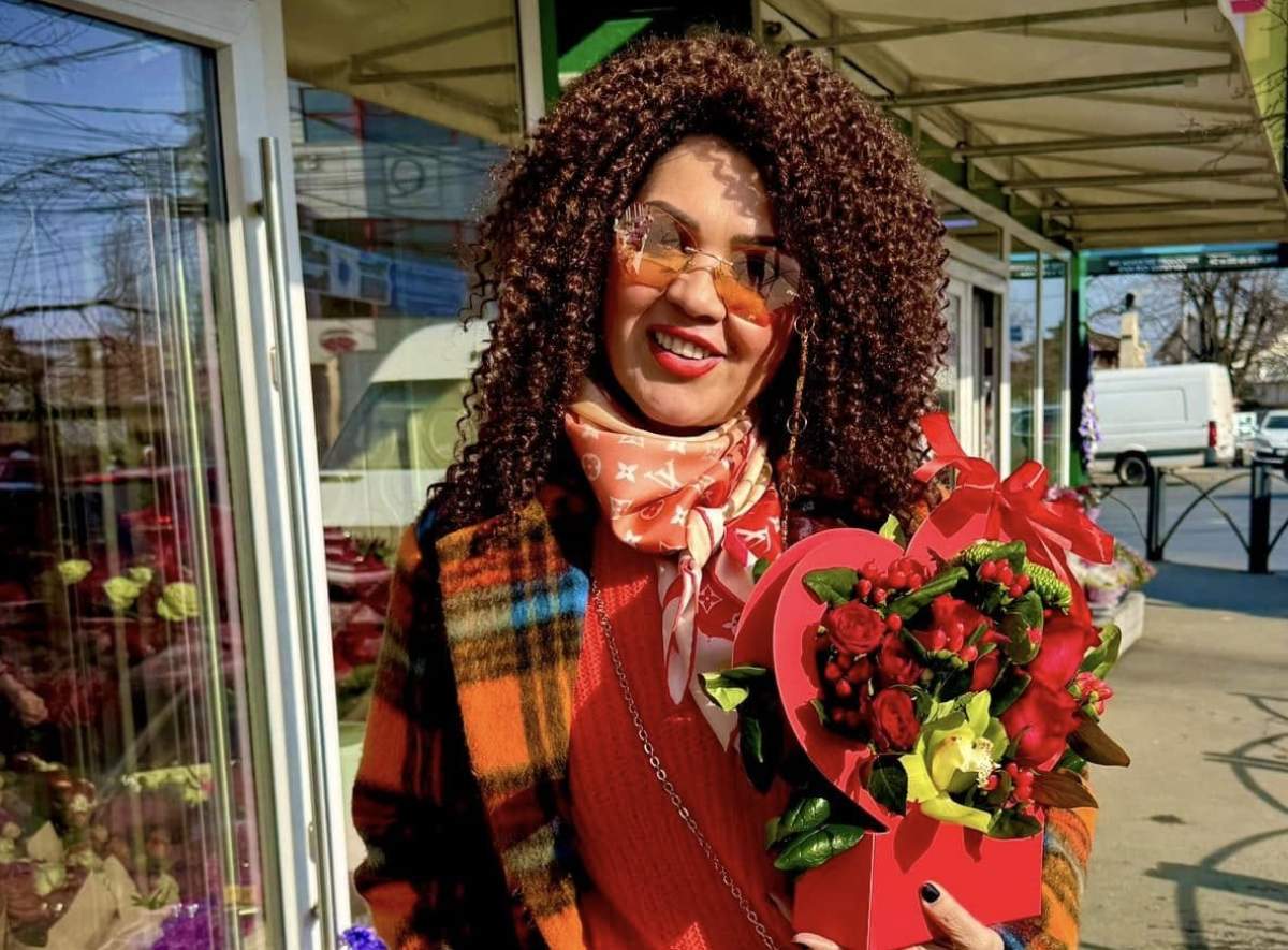 Mindoora, având un aranjament floral în mână