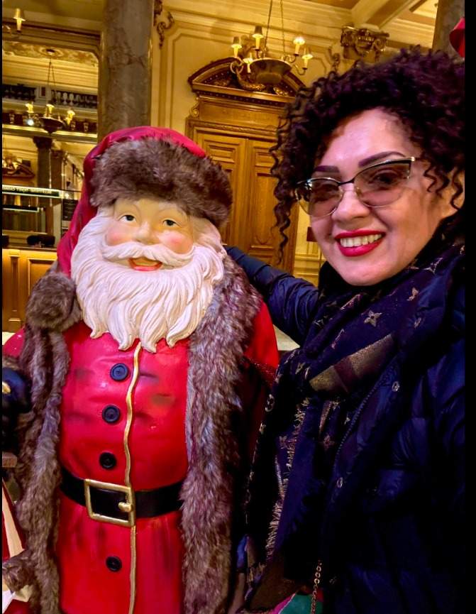 Mindoora și o figurină cu Moș Crăciun