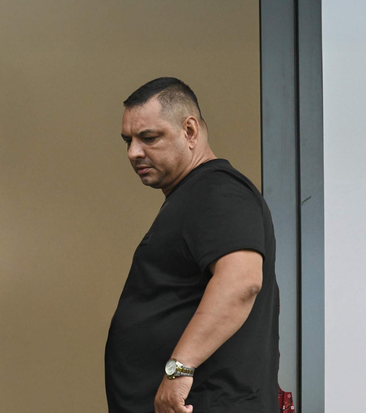 Ionel Ganea poarte culoarea negru