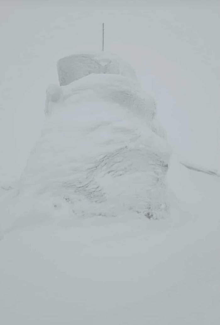 zăpadă pe Vârful Omu