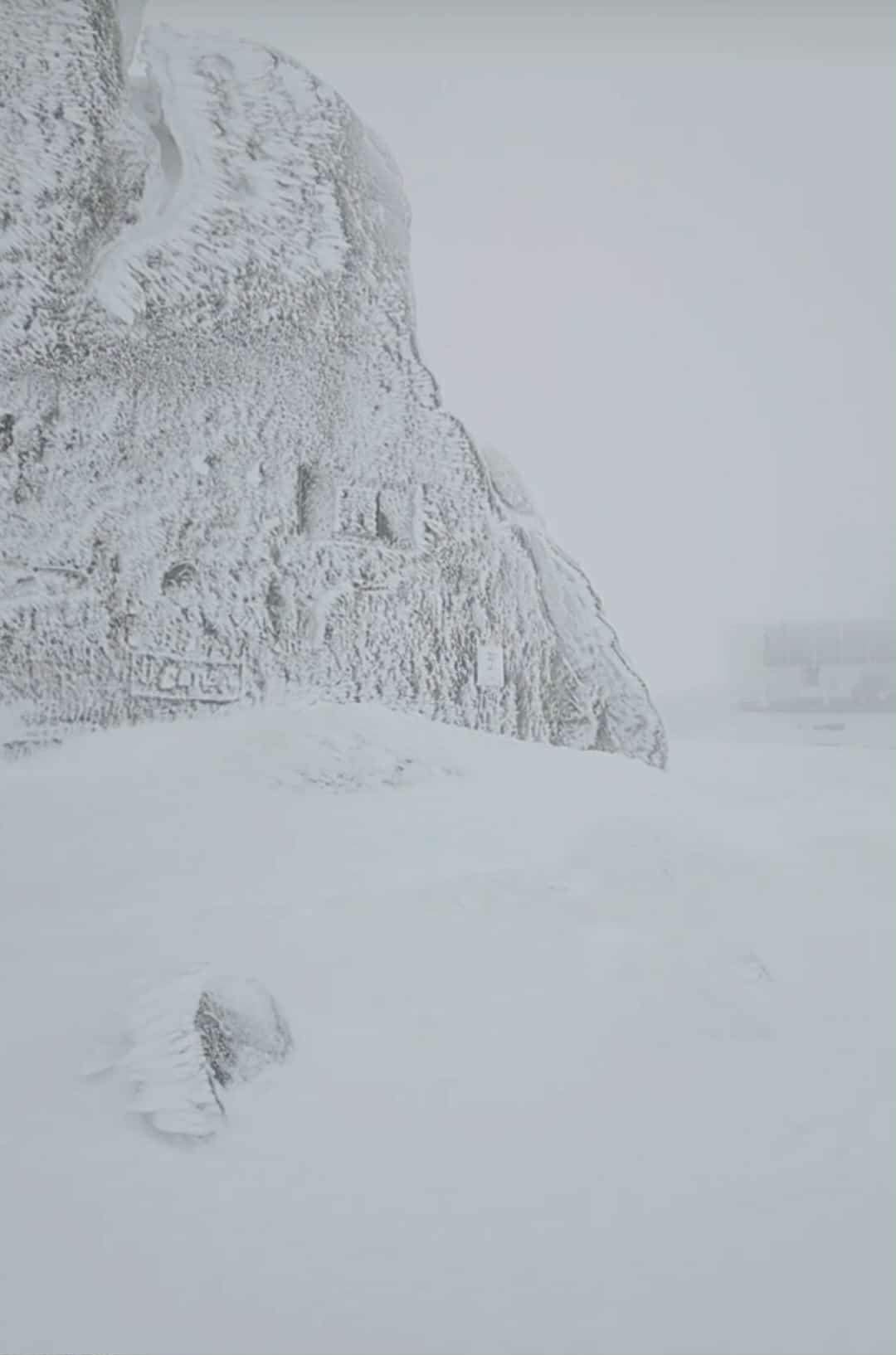 zăpadă pe Vârful Omu