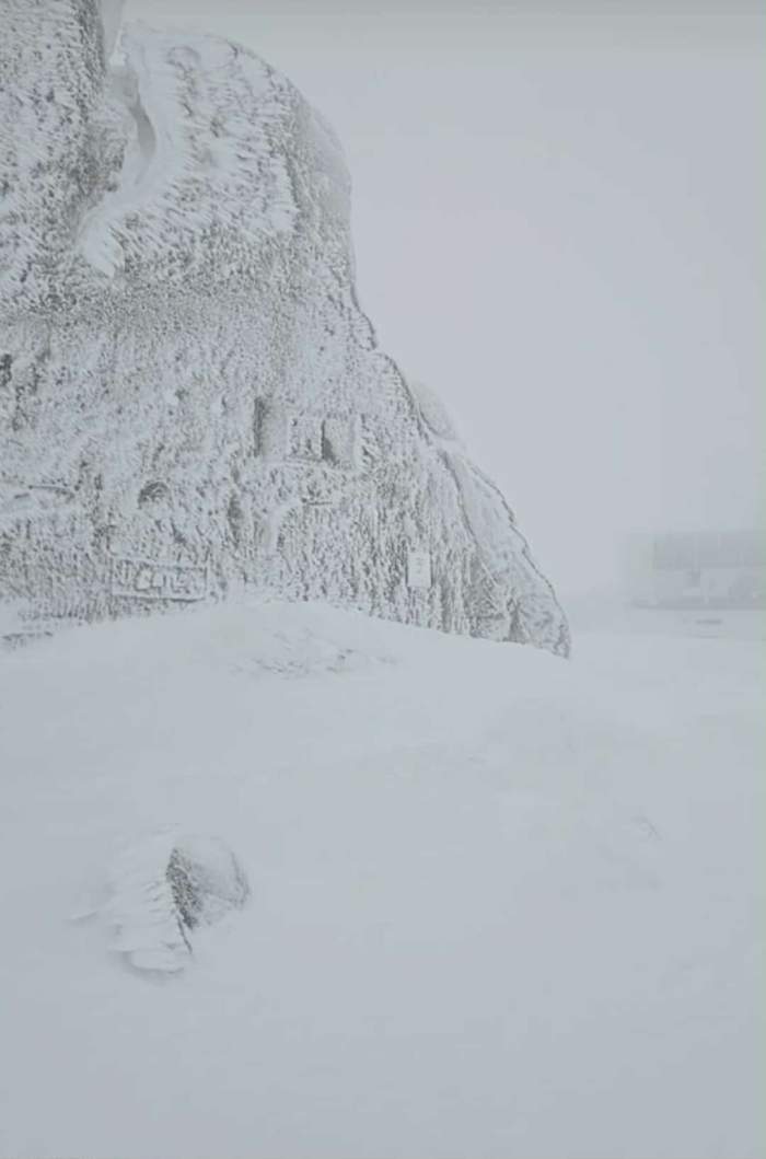 zăpadă pe Vârful Omu